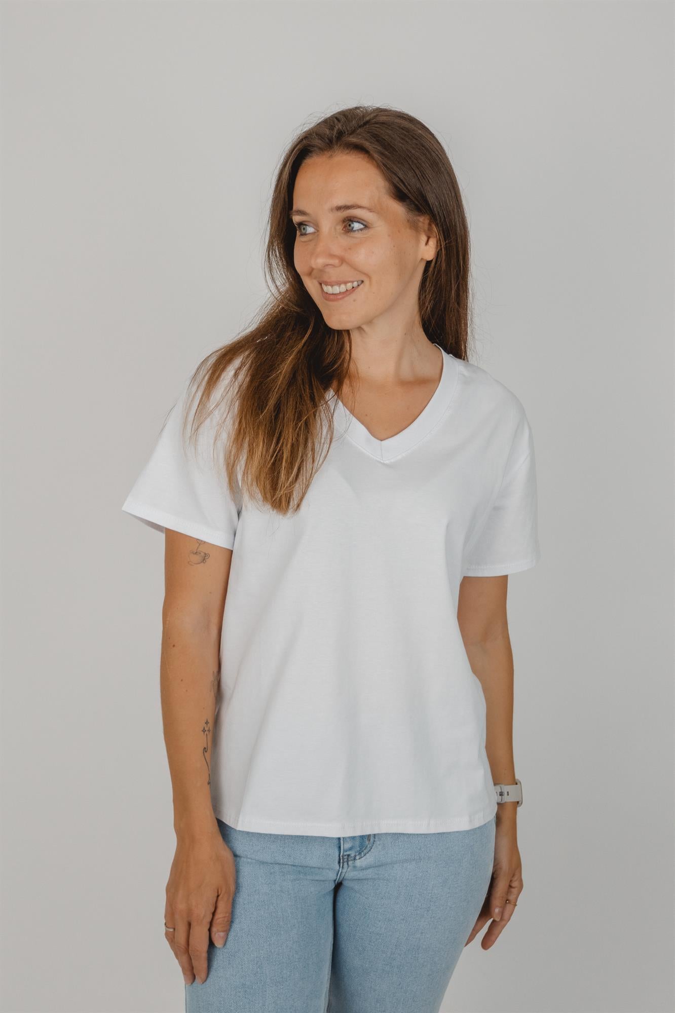 Kurzes T-Shirt mit V-Ausschnitt