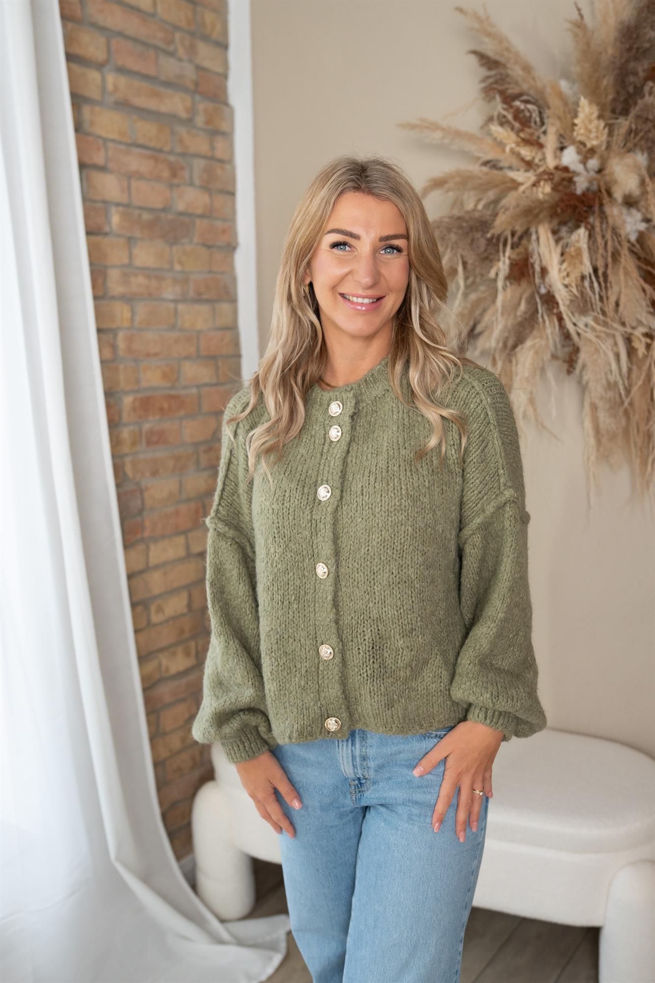 Strickjacke kurz mit goldenen Knöpfen