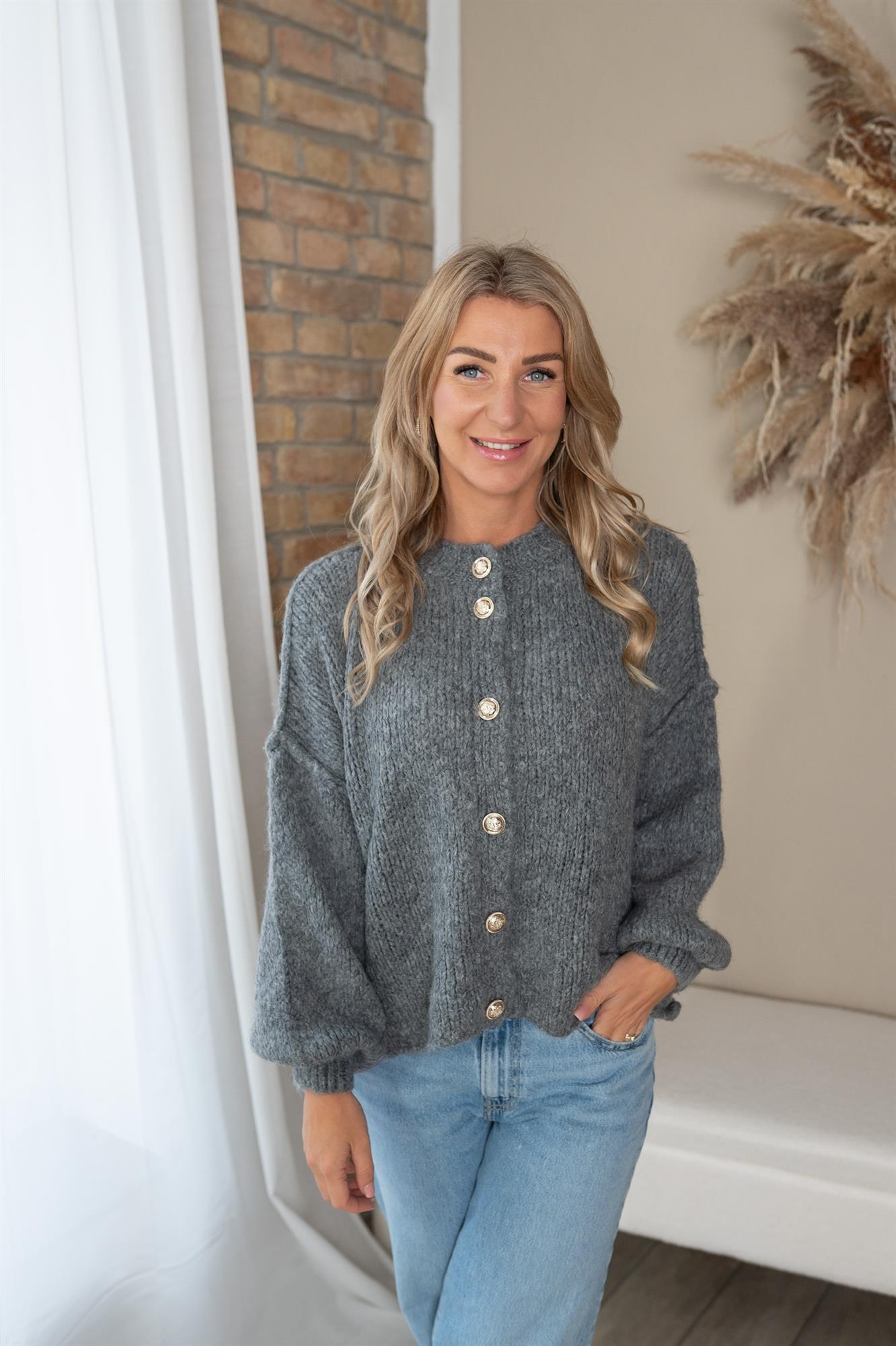 Strickjacke kurz mit goldenen Knöpfen