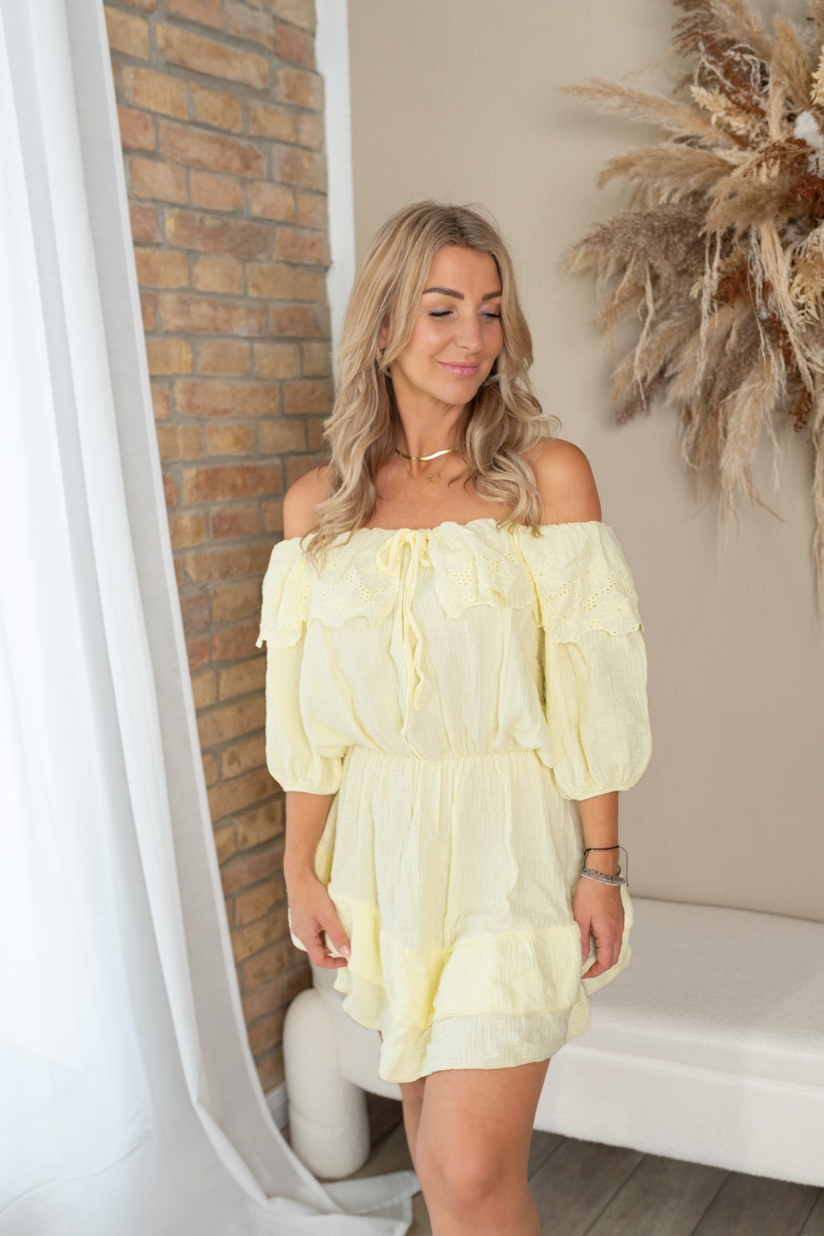 Off-Shoulder Kleid mit Lochstickerei