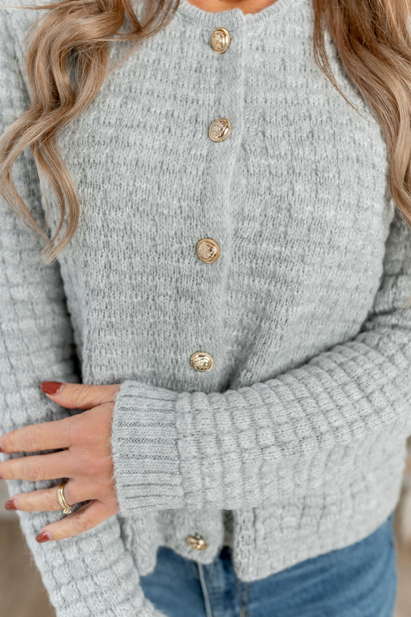 Boucléjacke mit goldenen Knöpfen