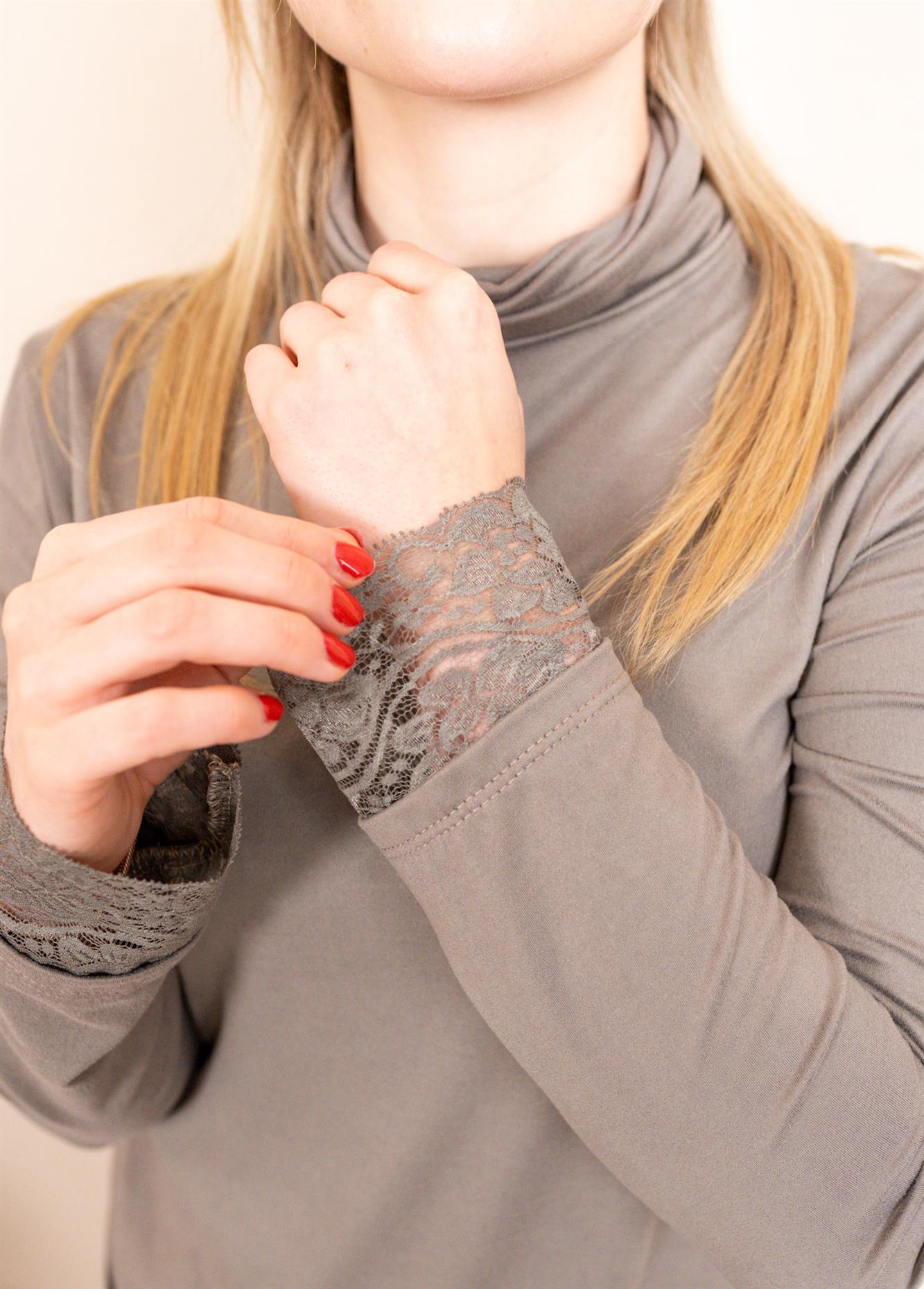 Rollkragenshirt mit Spitze