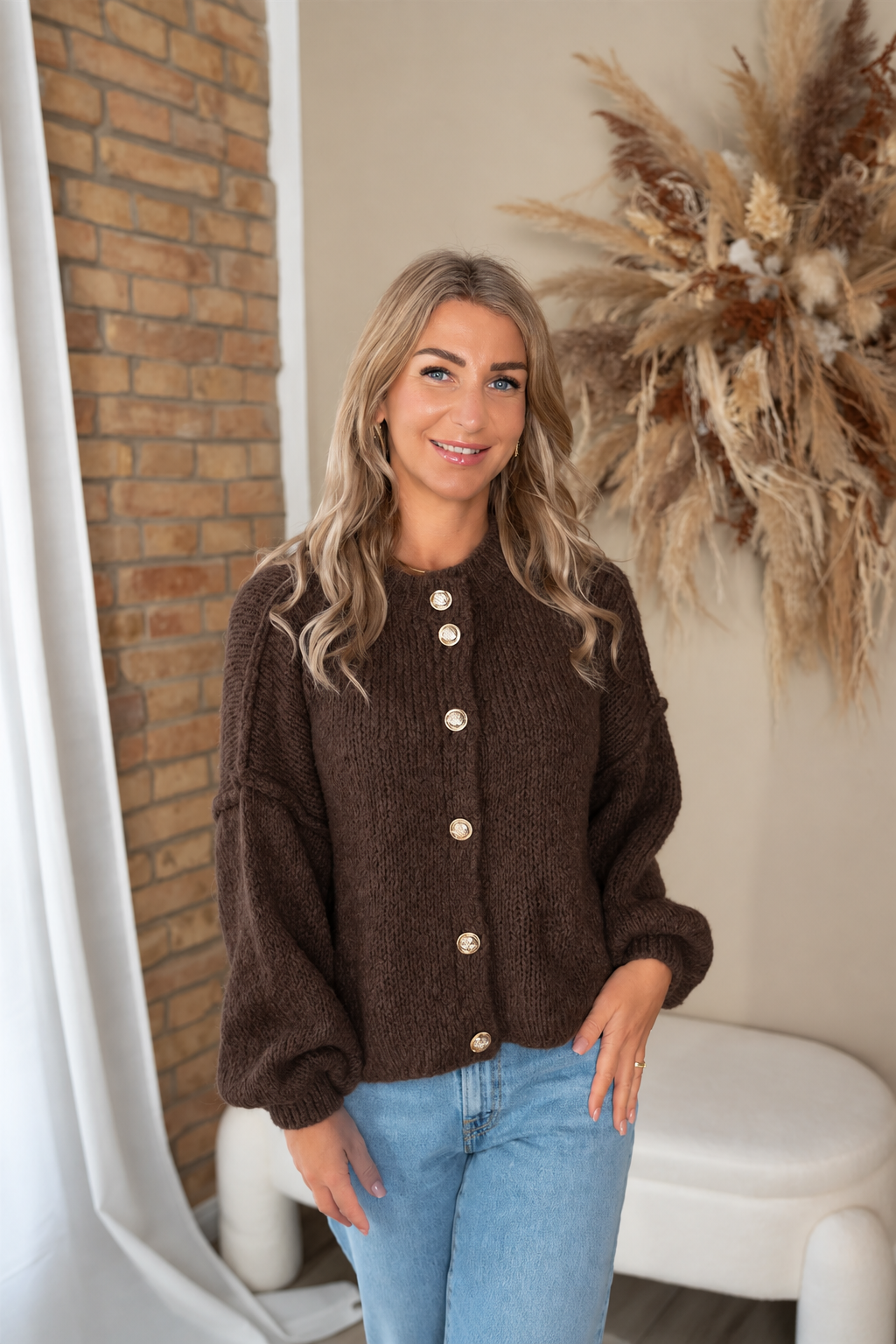 Strickjacke kurz mit goldenen Knöpfen