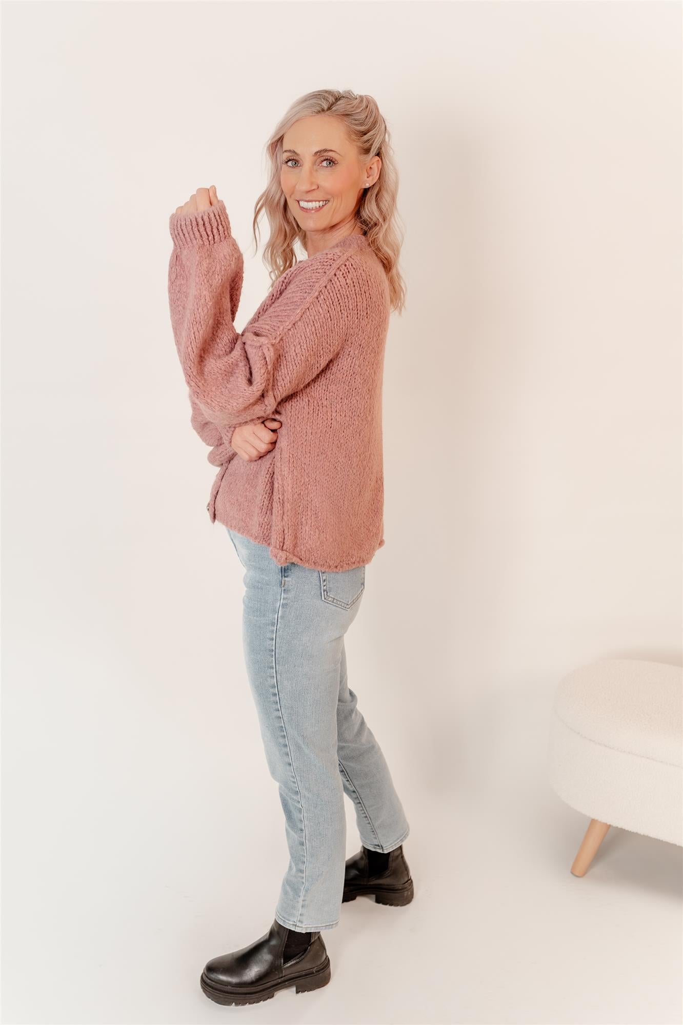 Strickjacke kurz mit goldenen Knöpfen