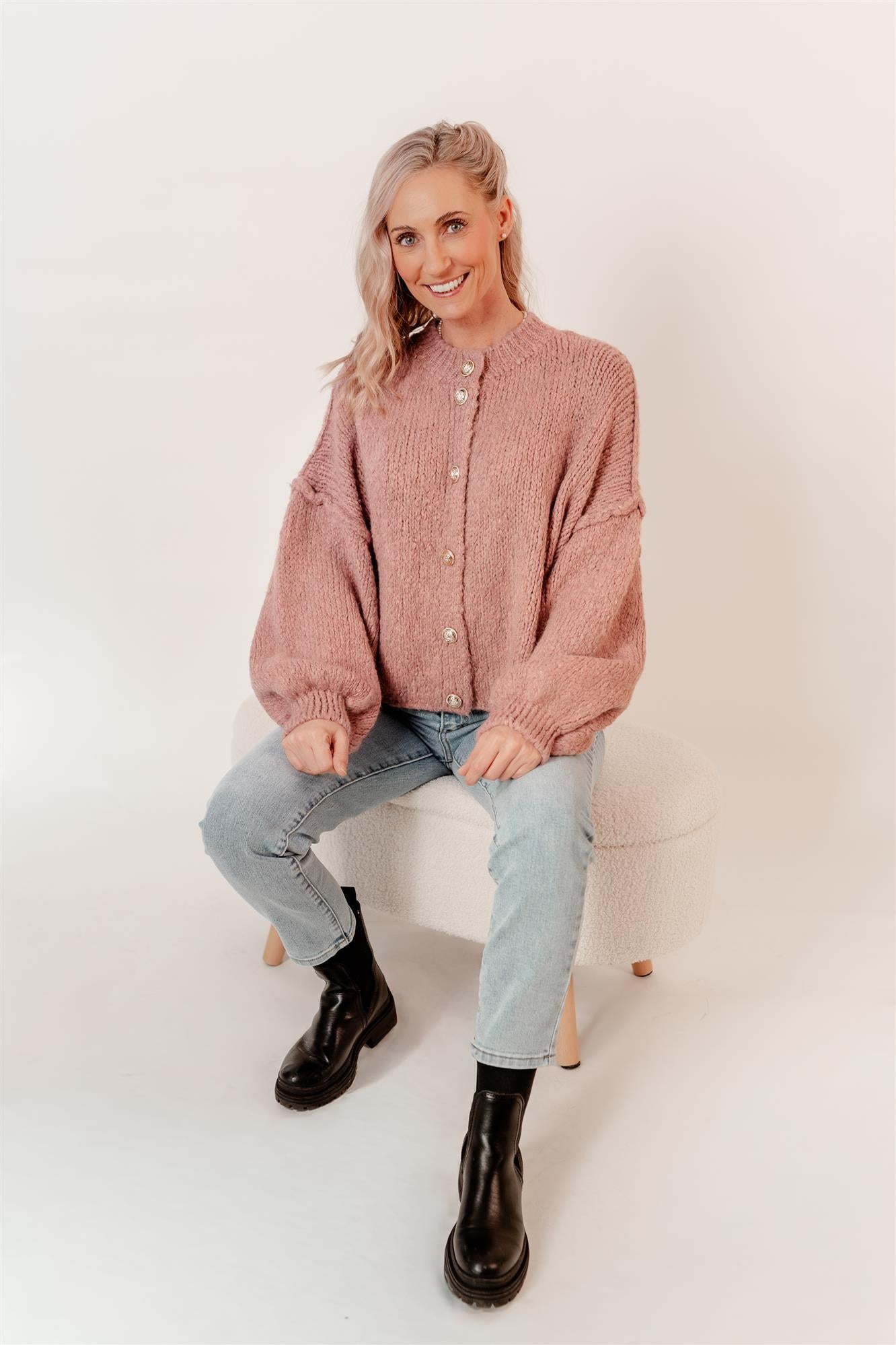 Strickjacke kurz mit goldenen Knöpfen