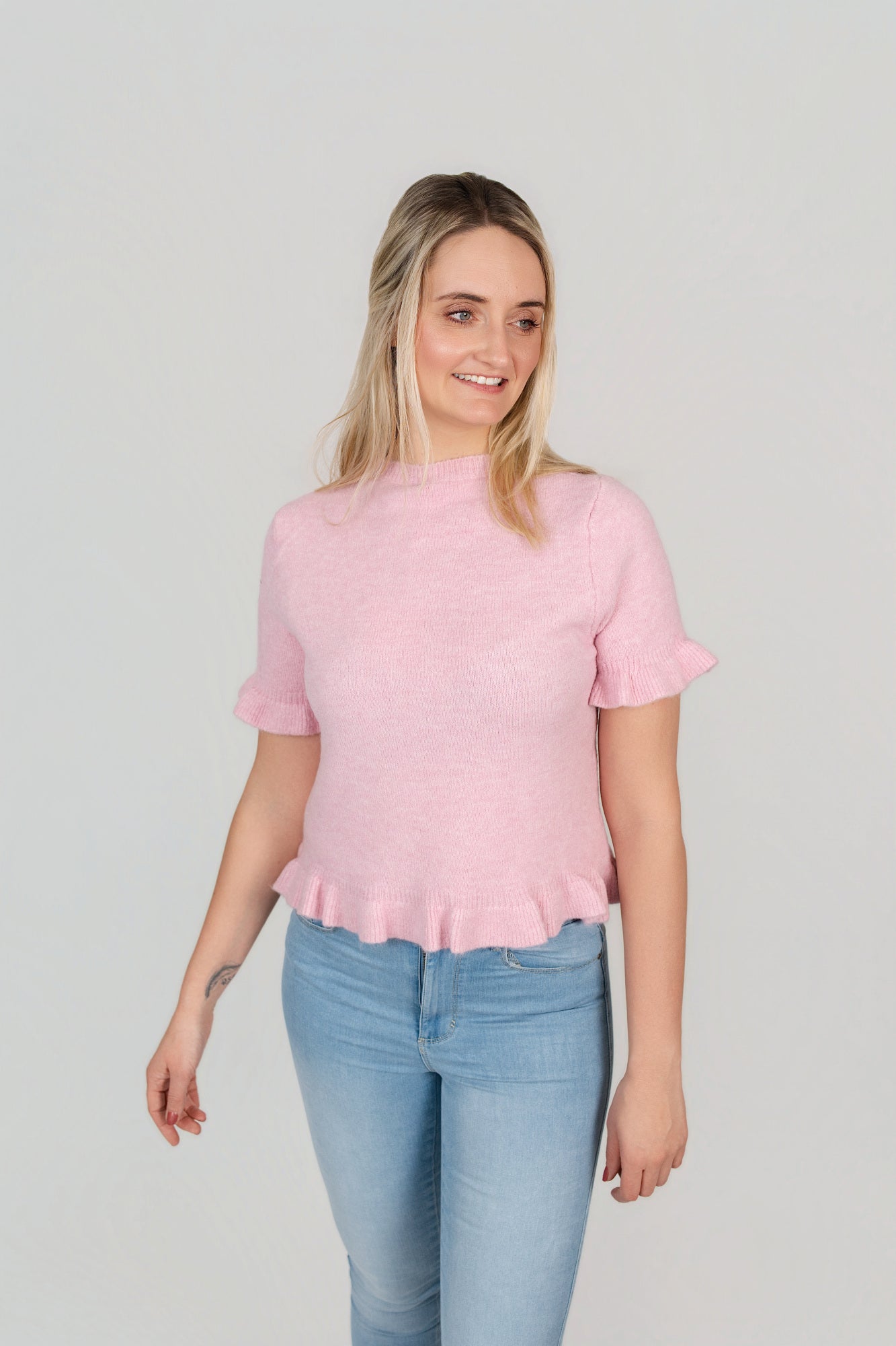 Kurzarm Pullover mit Volant-Details