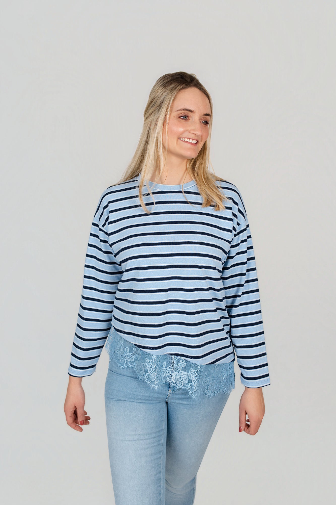 Pullover gestreift mit Spitze