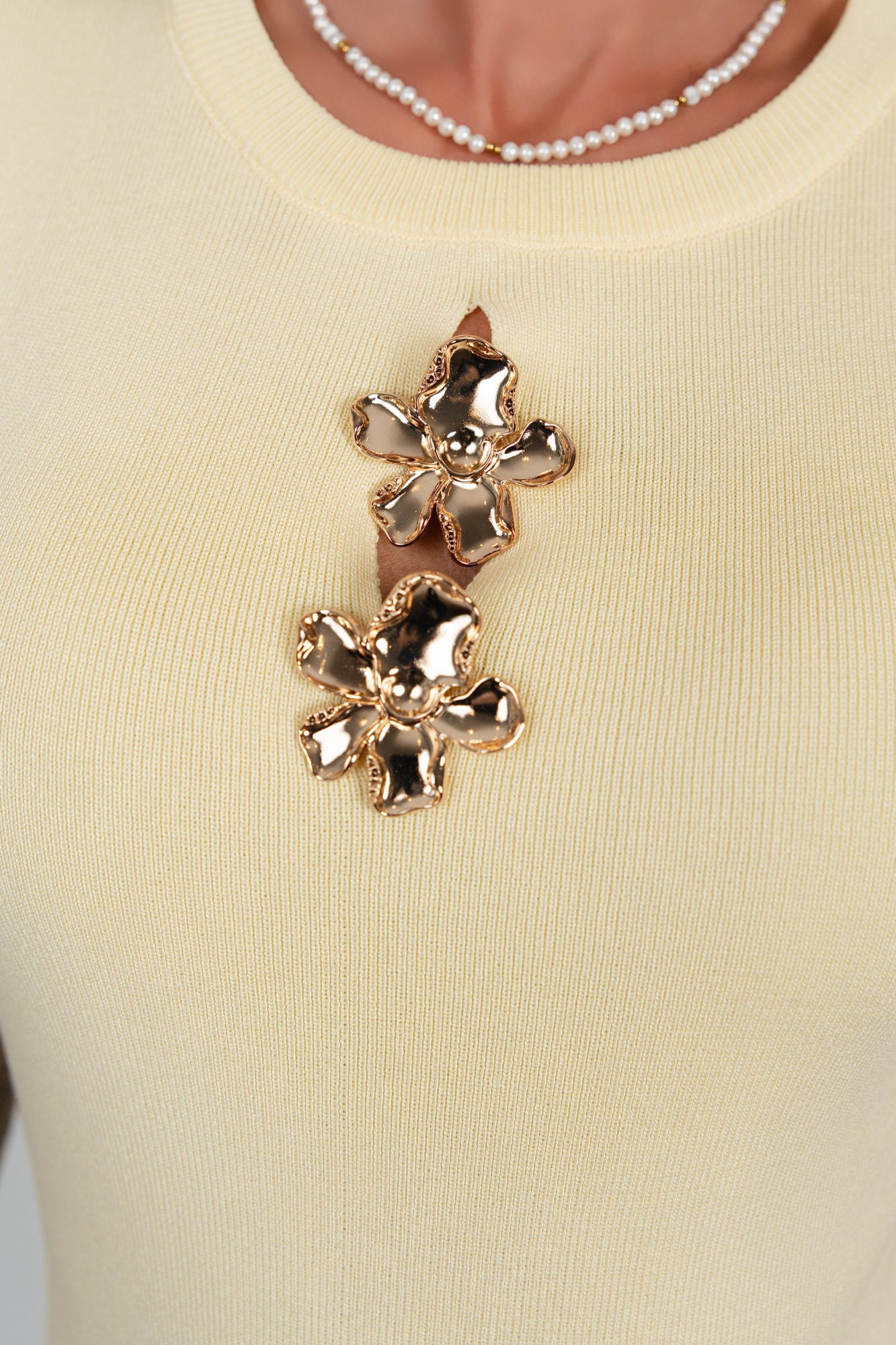 Kleid mit goldenen Broschen