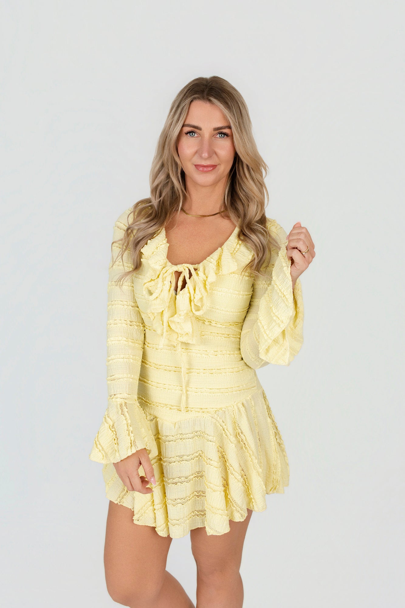 Kurzes Kleid mit Rüschen