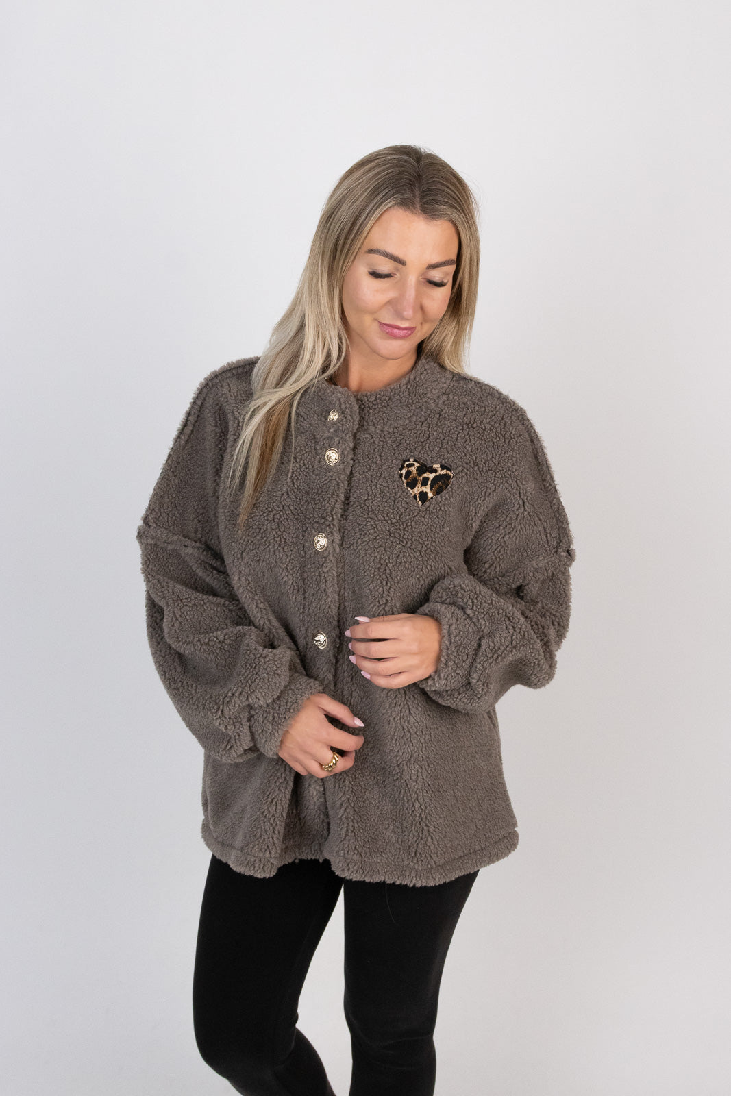 Teddyjacke mit goldenen Knöpfen