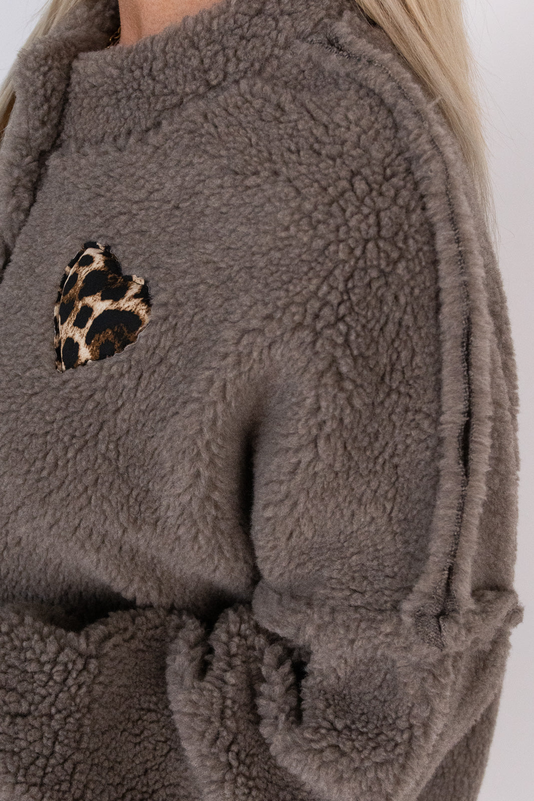 Teddyjacke mit goldenen Knöpfen
