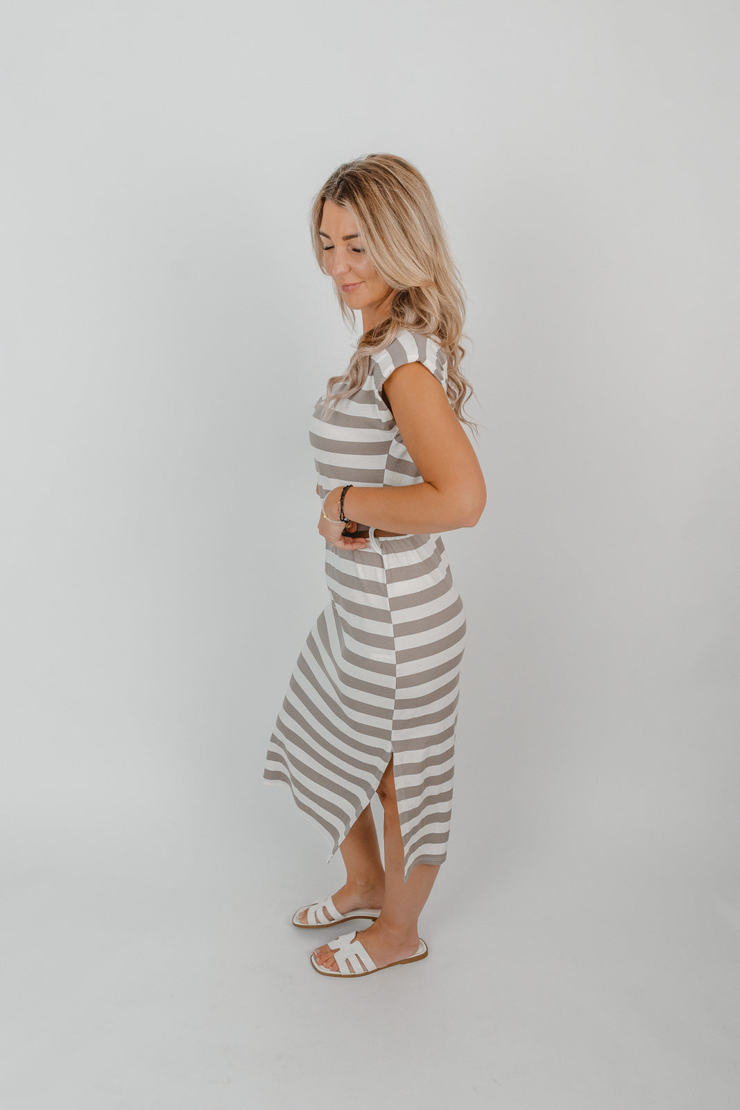 Gestreiftes Kleid mit Gürtel