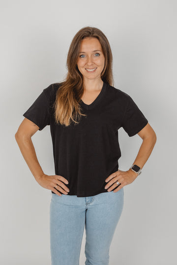 Kurzes T-Shirt mit V-Ausschnitt