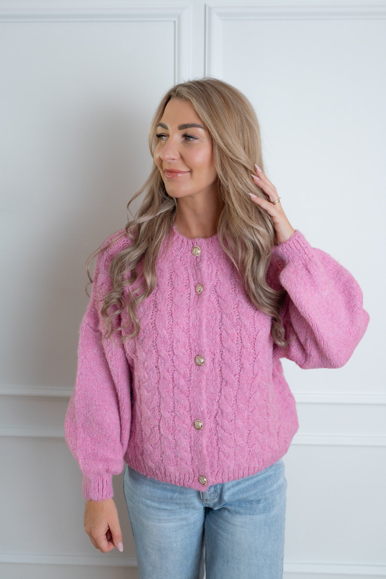Strickjacke mit Zopfmuster in rosa
