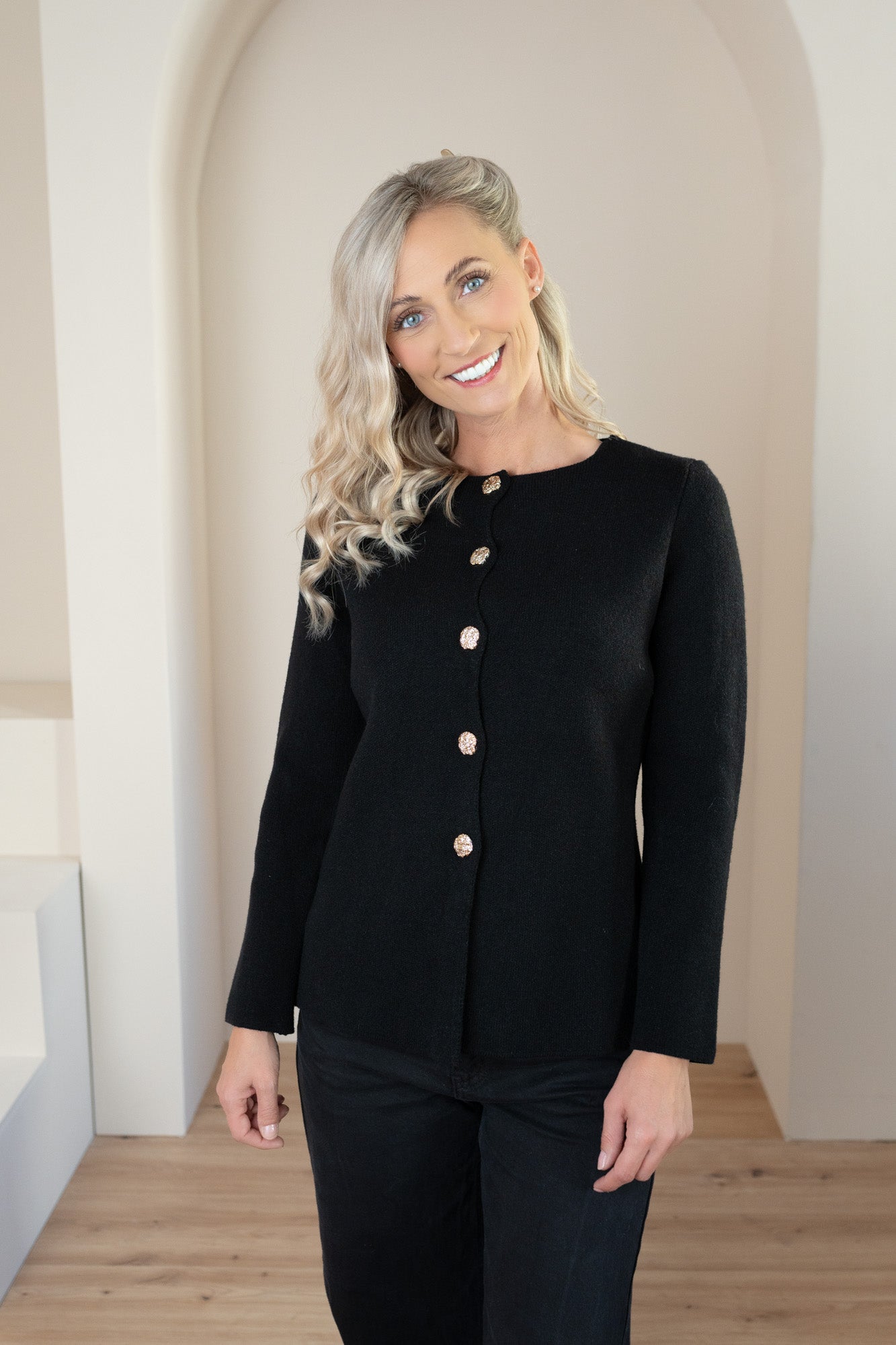 Jacke Feinstrick mit goldenen Knöpfen