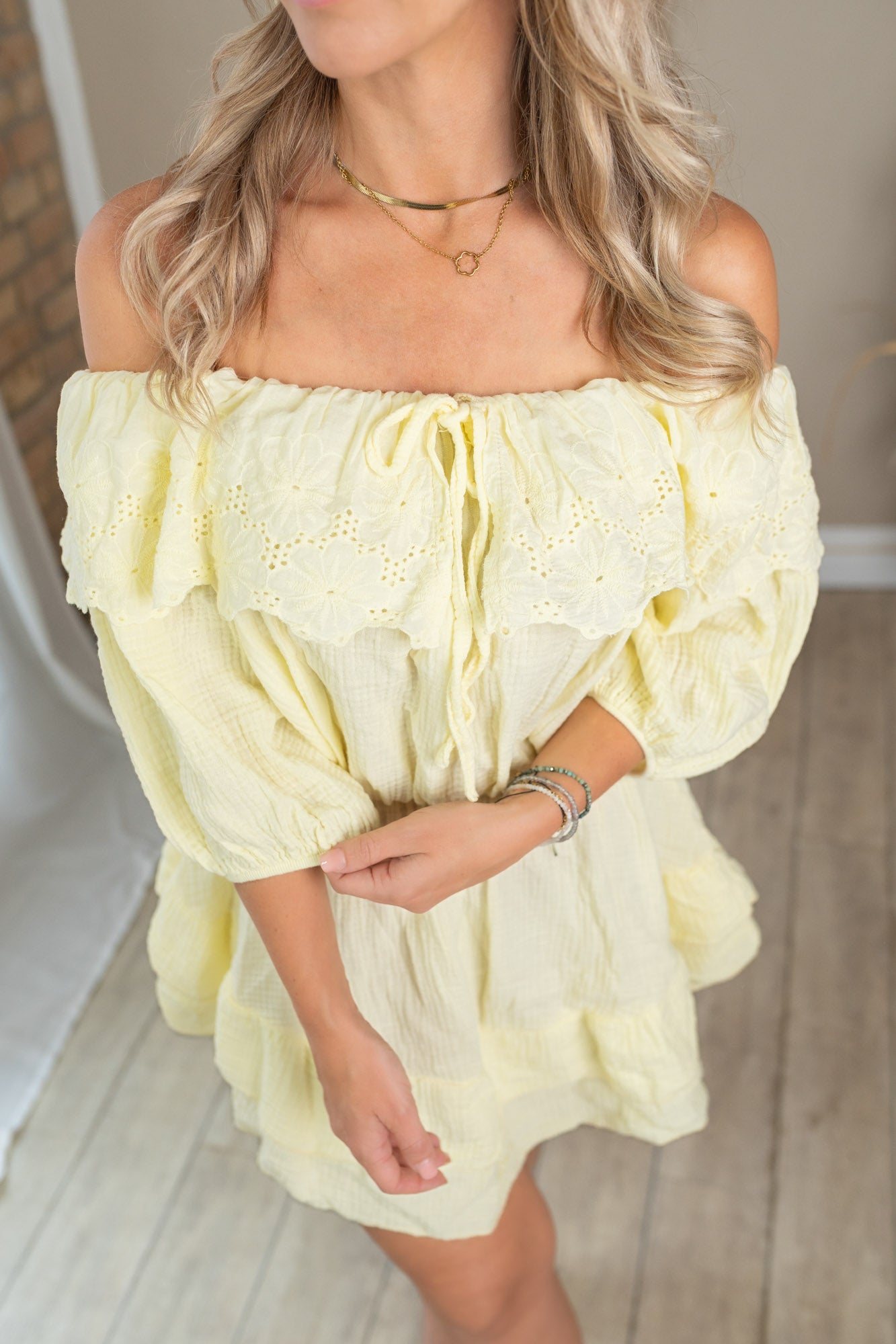 Off-Shoulder Kleid mit Lochstickerei