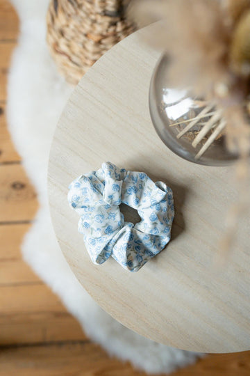 Scrunchie Blumenmuster weiss-blau