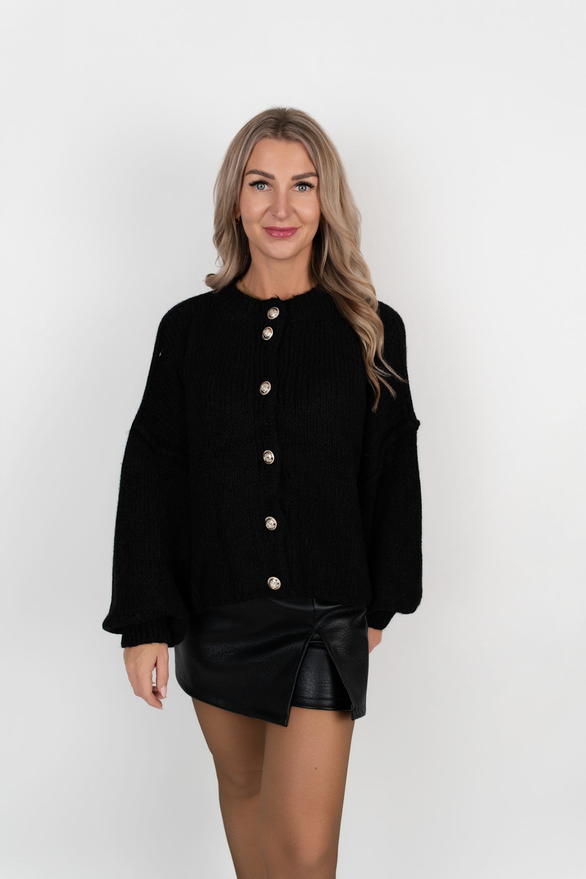 Strickjacke kurz mit goldenen Knöpfen
