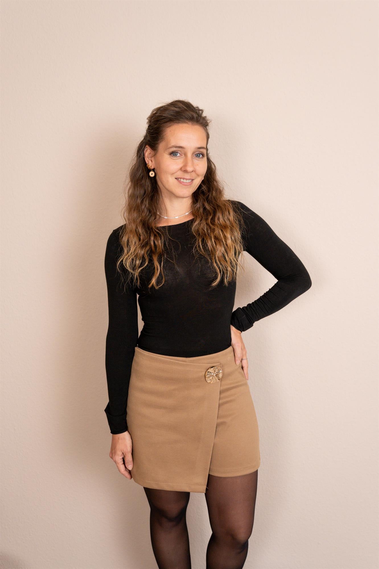 Skort mit Brosche