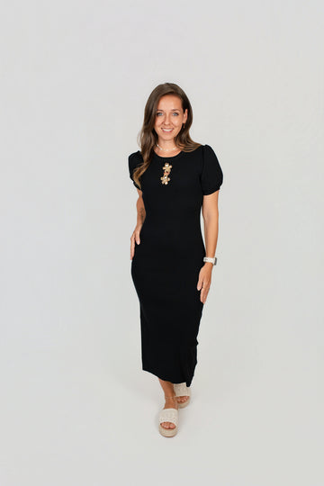 Kleid mit goldenen Broschen