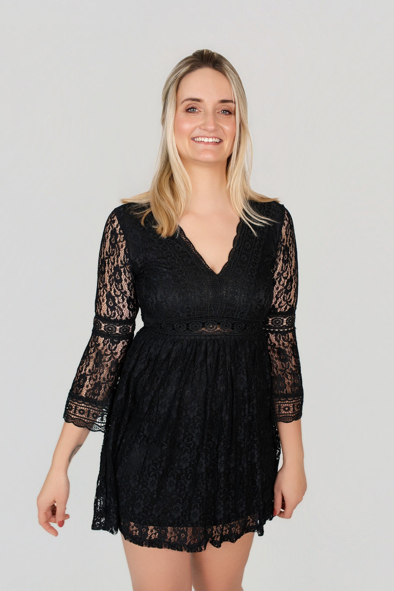 Kleid aus Spitze V-Ausschnitt
