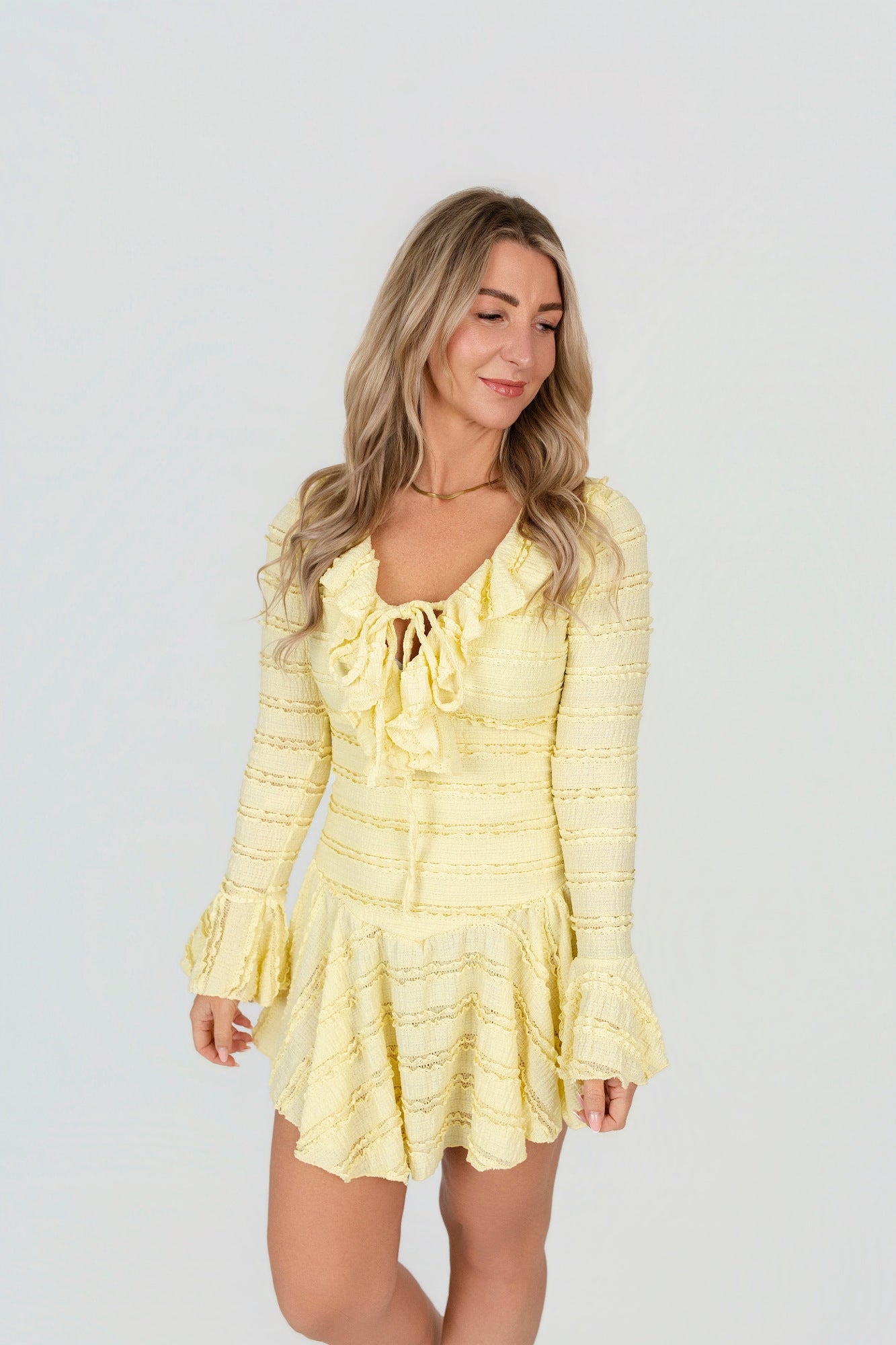Kurzes Kleid mit Rüschen