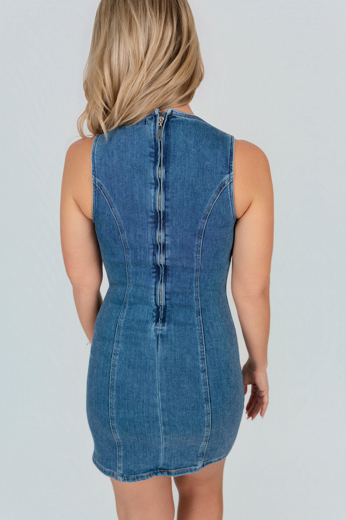Jeanskleid mit Broschen