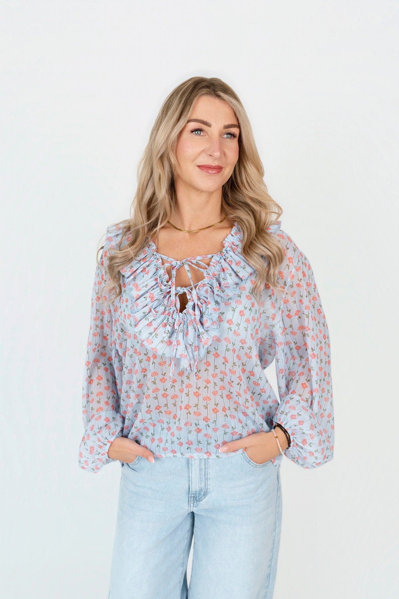 Bluse mit Rüschen und Schleife