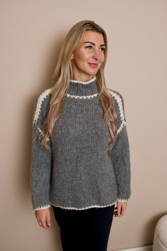 Pullover mit abgesetzten Nähten