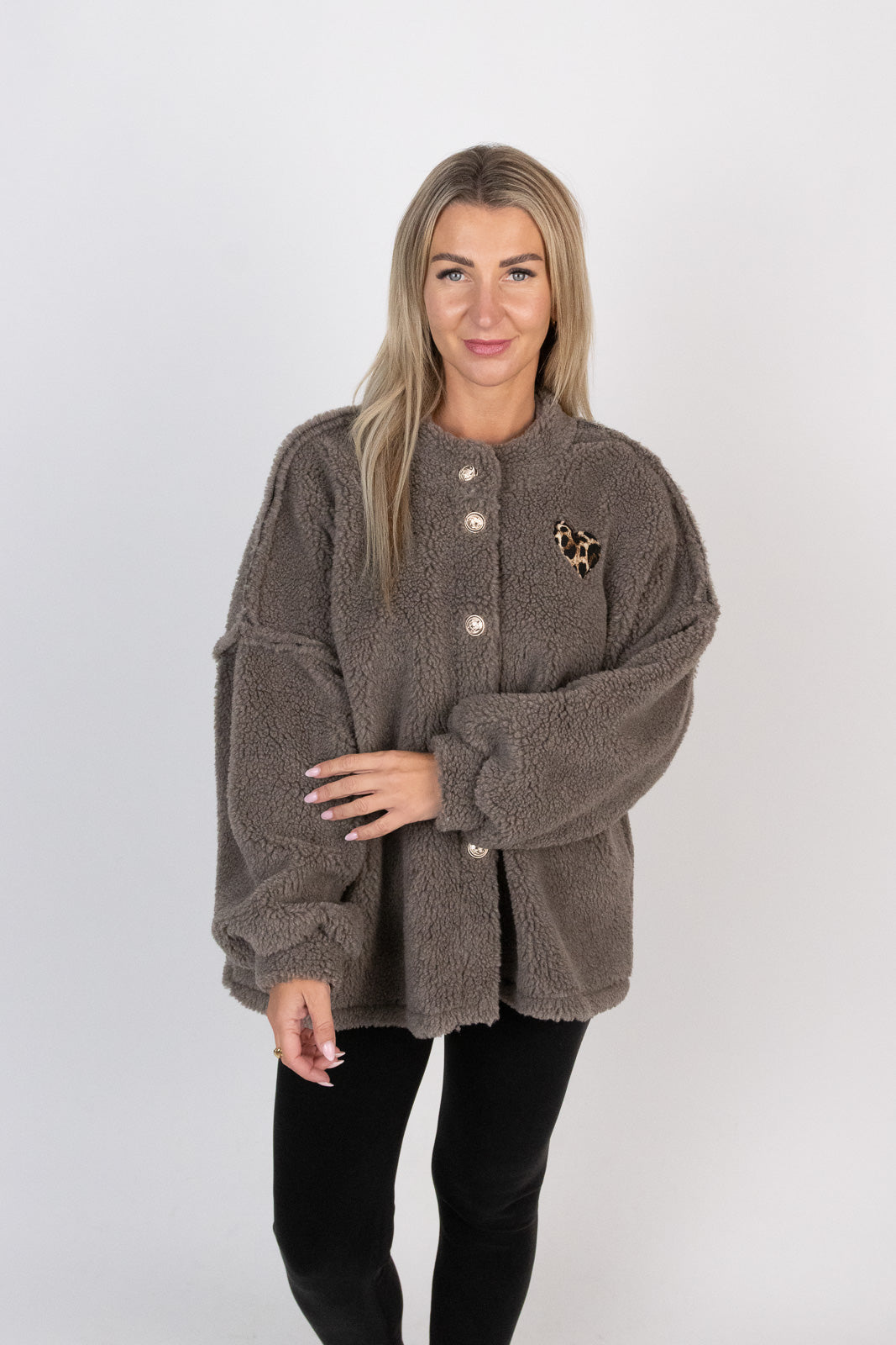 Teddyjacke mit goldenen Knöpfen