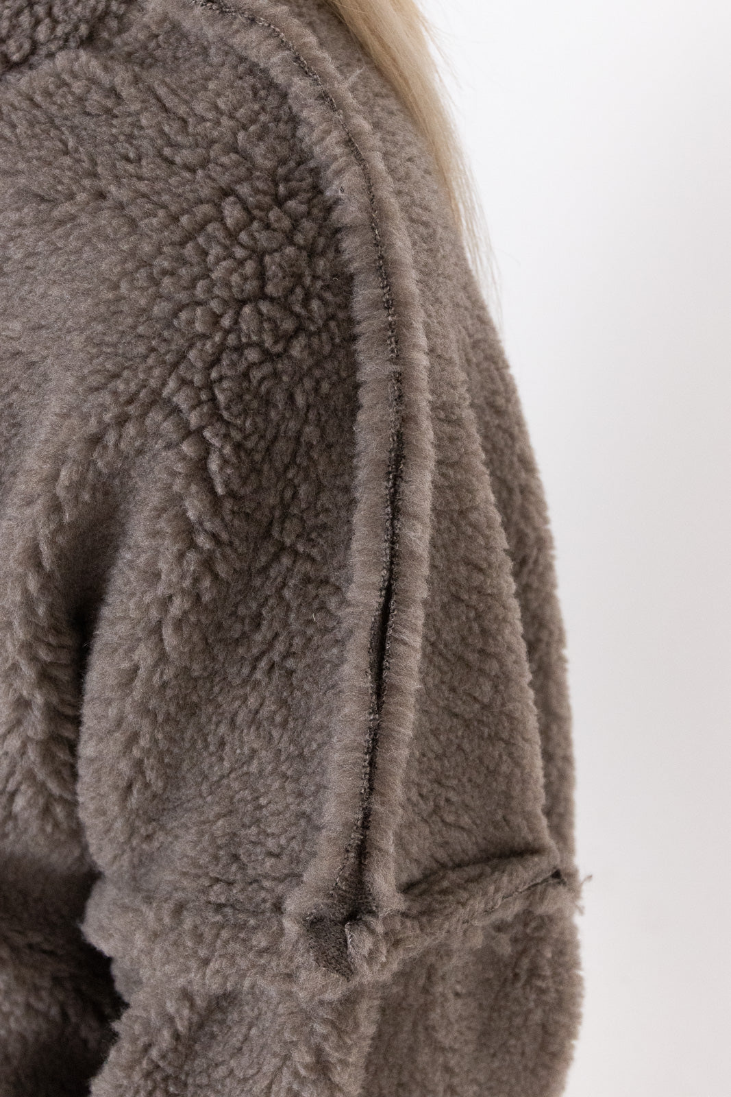 Teddyjacke mit goldenen Knöpfen