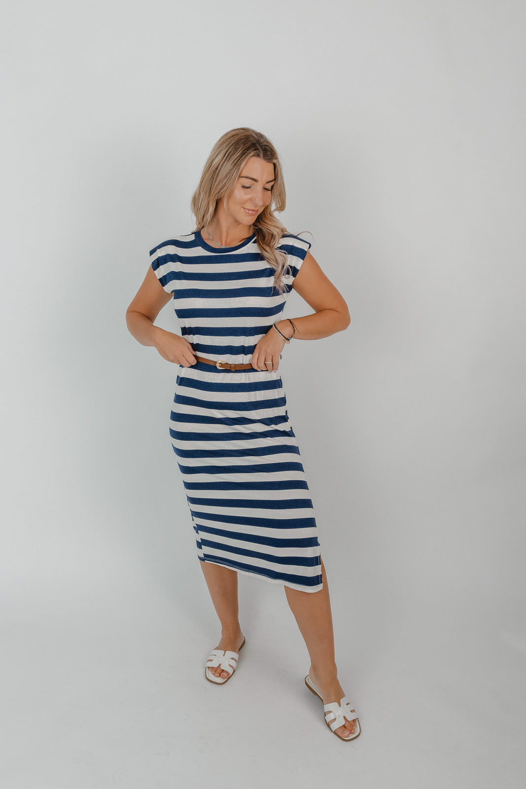 Gestreiftes Kleid mit Gürtel
